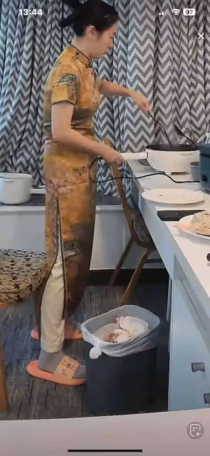 葉璇又有出位穿搭,小肚微隆被懷疑有孕,承認蜜運中,但不是小默先生