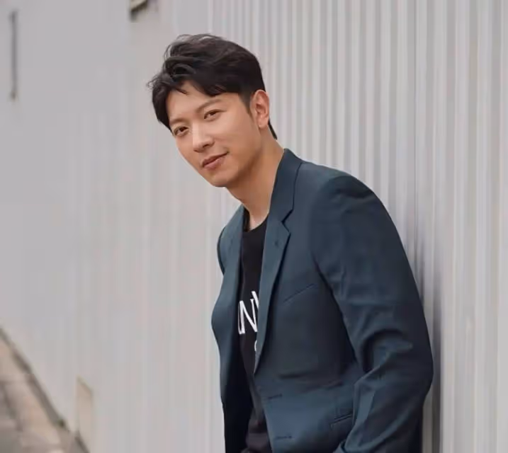 恭喜!TVB男星高鈞賢疑似到國外結婚?女友被曝光,腹部凸起引猜測