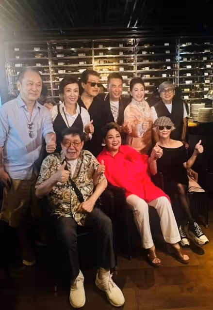 猶如少女!72歲TVB知名富婆街頭被偶遇,穿短裙配黑絲狀態相當好