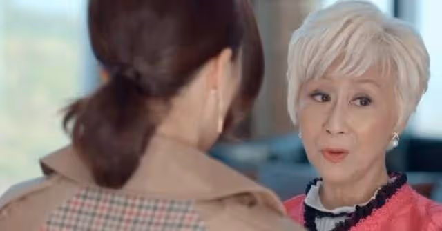 猶如少女!72歲TVB知名富婆街頭被偶遇,穿短裙配黑絲狀態相當好