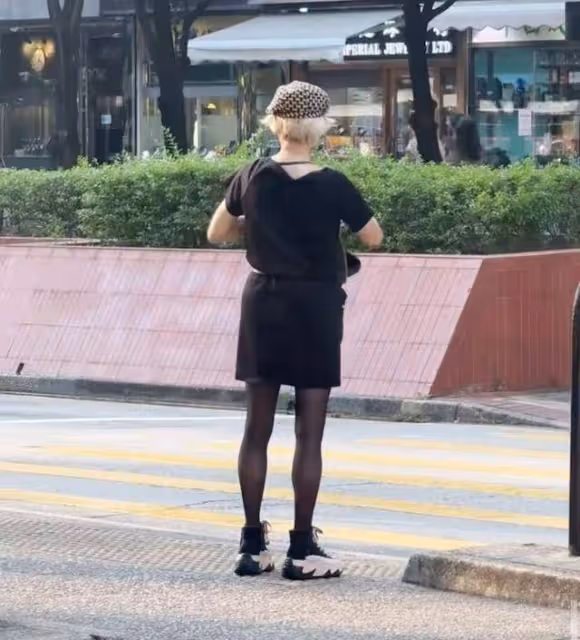 猶如少女!72歲TVB知名富婆街頭被偶遇,穿短裙配黑絲狀態相當好