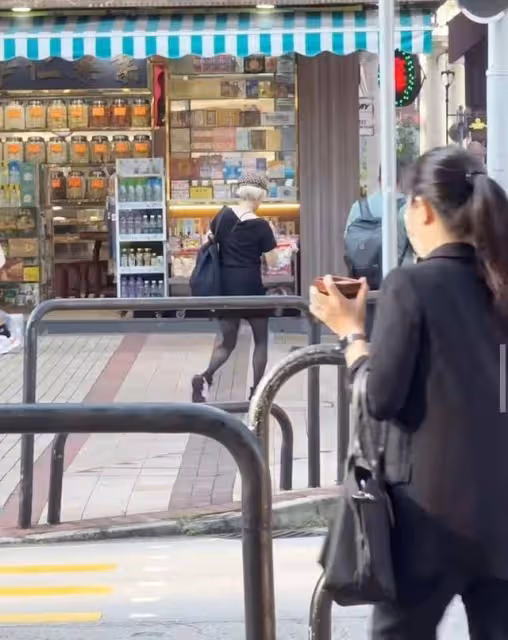 猶如少女!72歲TVB知名富婆街頭被偶遇,穿短裙配黑絲狀態相當好