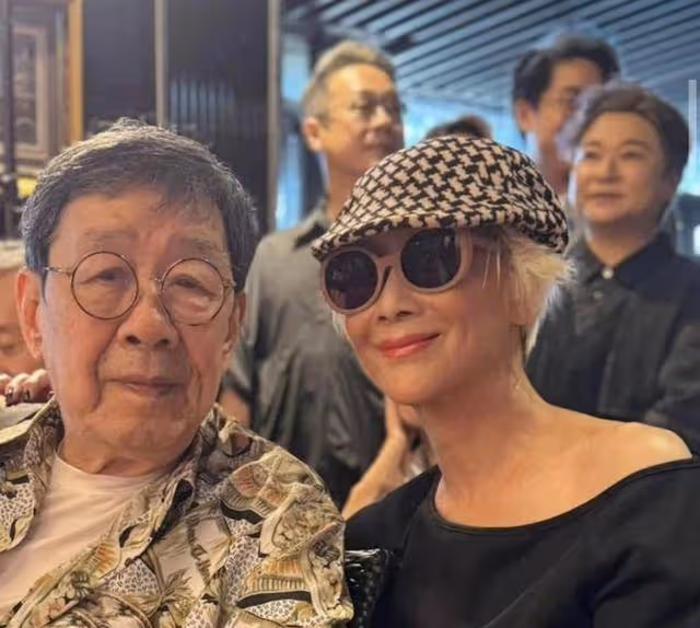 猶如少女!72歲TVB知名富婆街頭被偶遇,穿短裙配黑絲狀態相當好