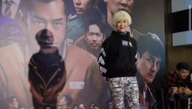 猶如少女！72歲TVB知名富婆街頭被偶遇，穿短裙配黑絲狀態相當好