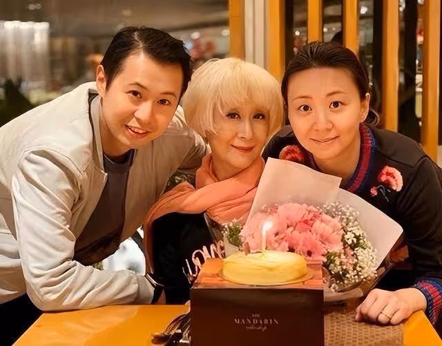 猶如少女！72歲TVB知名富婆街頭被偶遇，穿短裙配黑絲狀態相當好