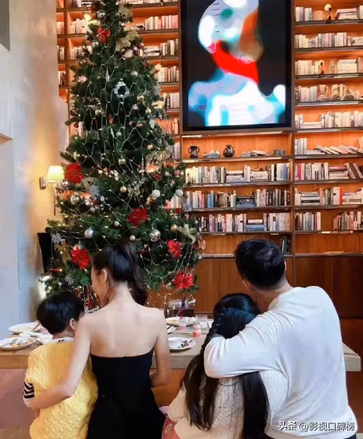 汪小菲一家三口去滑冰,顫顫巍巍險摔倒,小玥兒很貼心攙扶著爸爸