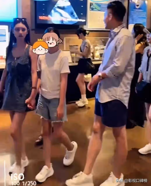 汪小菲一家三口去滑冰,顫顫巍巍險摔倒,小玥兒很貼心攙扶著爸爸