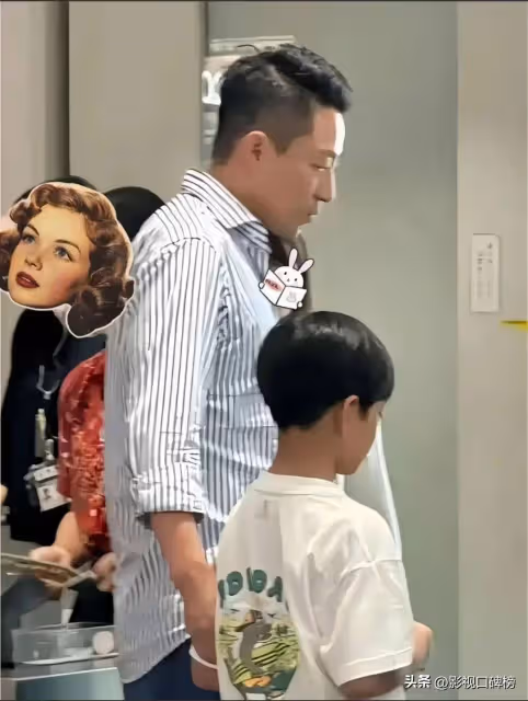 汪小菲一家三口去滑冰,顫顫巍巍險摔倒,小玥兒很貼心攙扶著爸爸