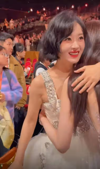 趙麗穎兩獲金鷹獎,一姐地位穩固,台下眾多好姐妹擁抱慶祝感情好