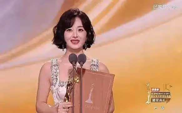 趙麗穎兩獲金鷹獎,一姐地位穩固,台下眾多好姐妹擁抱慶祝感情好