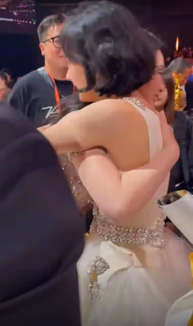 趙麗穎兩獲金鷹獎,一姐地位穩固,台下眾多好姐妹擁抱慶祝感情好