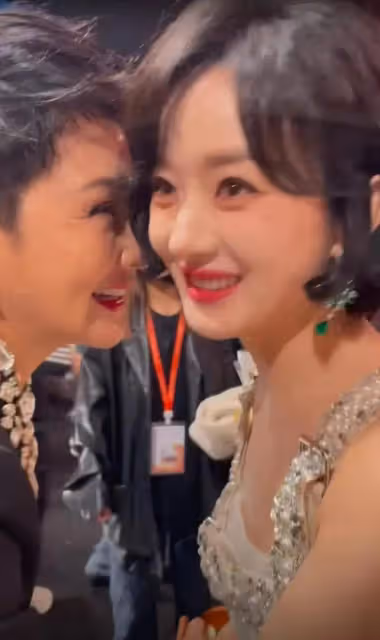 趙麗穎兩獲金鷹獎,一姐地位穩固,台下眾多好姐妹擁抱慶祝感情好