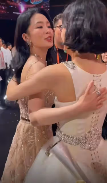 趙麗穎兩獲金鷹獎,一姐地位穩固,台下眾多好姐妹擁抱慶祝感情好
