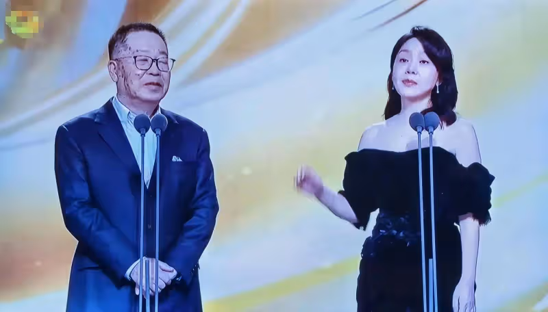 閆妮不小心踩到裙子差點摔倒,本人傻傻偷笑好可愛,沒心沒肺