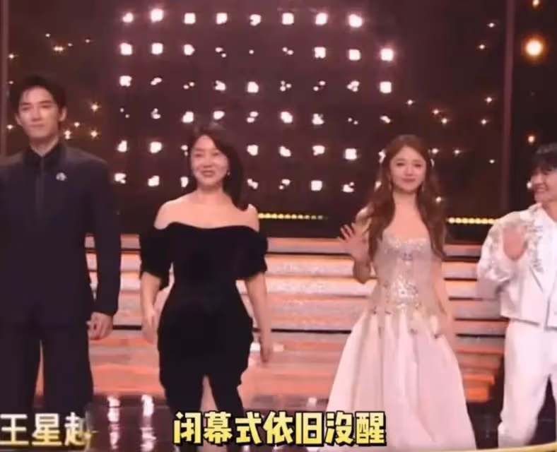 閆妮不小心踩到裙子差點摔倒,本人傻傻偷笑好可愛,沒心沒肺