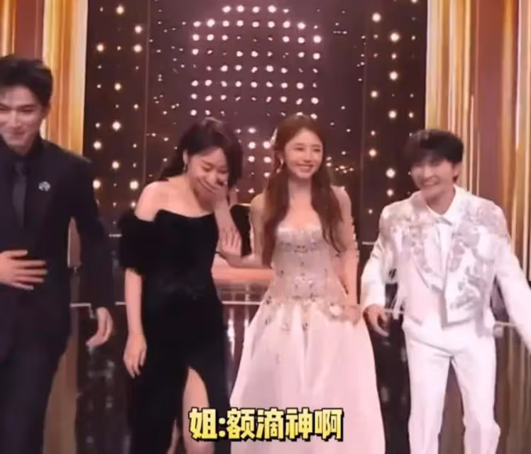 閆妮不小心踩到裙子差點摔倒,本人傻傻偷笑好可愛,沒心沒肺