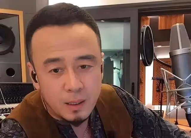 楊坤澳門演唱會官宣,價格不高仍被吐槽,門票預售堪憂網友難買帳
