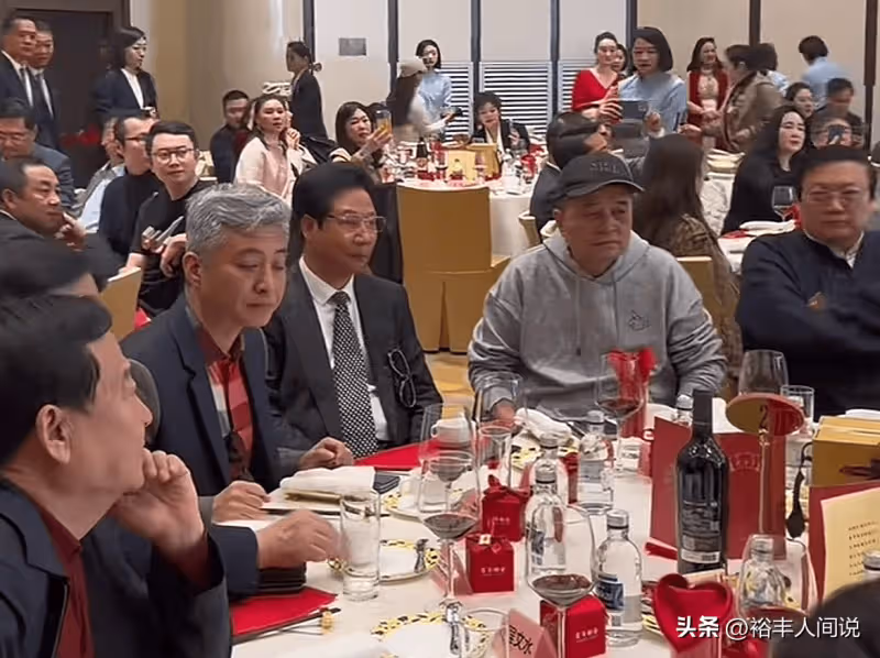 多位前央視大咖現身婚宴!64歲黃宏好年輕,曝邀請人「強悍」背景
