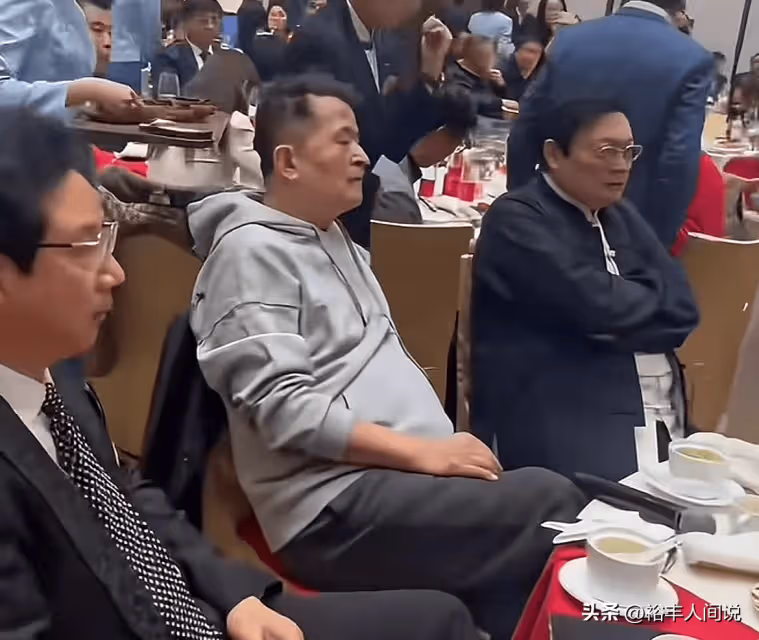 多位前央視大咖現身婚宴!64歲黃宏好年輕,曝邀請人「強悍」背景