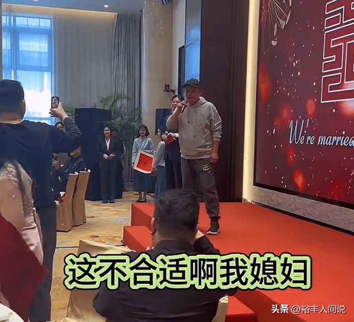 多位前央視大咖現身婚宴!64歲黃宏好年輕,曝邀請人「強悍」背景