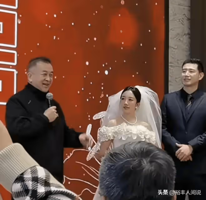 多位前央視大咖現身婚宴!64歲黃宏好年輕,曝邀請人「強悍」背景