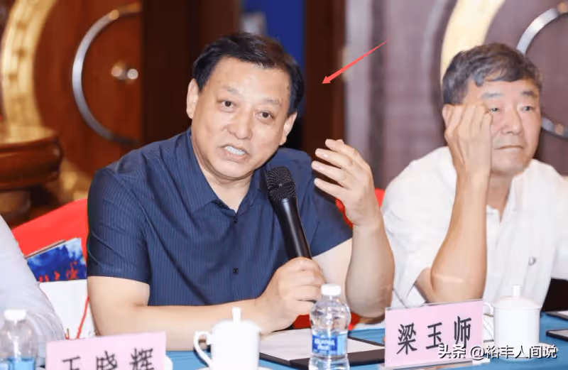 多位前央視大咖現身婚宴!64歲黃宏好年輕,曝邀請人「強悍」背景
