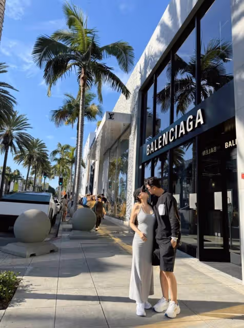 港星高鈞賢與女友當街甜蜜接吻!女方小腹隆起疑有孕家中放孕婦枕