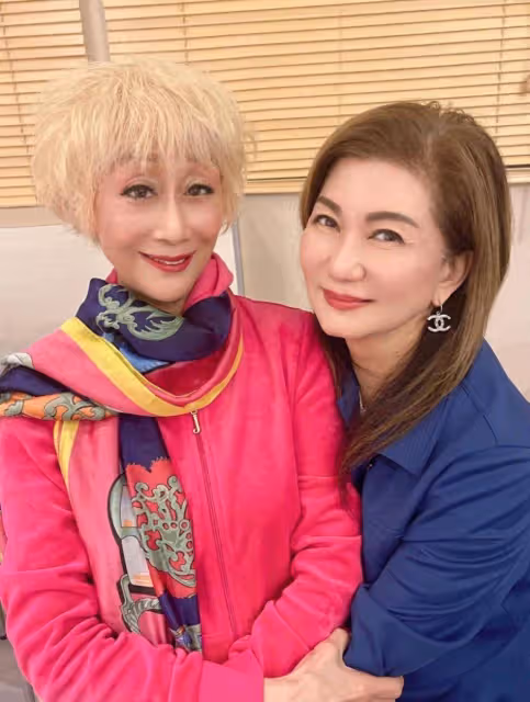 72歲前TVB「億萬富婆」少女打扮現身街頭!美腿纖細背影太撩人