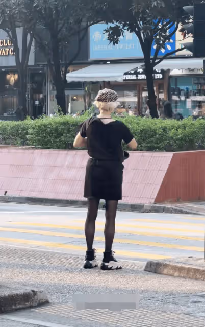 72歲前TVB「億萬富婆」少女打扮現身街頭!美腿纖細背影太撩人