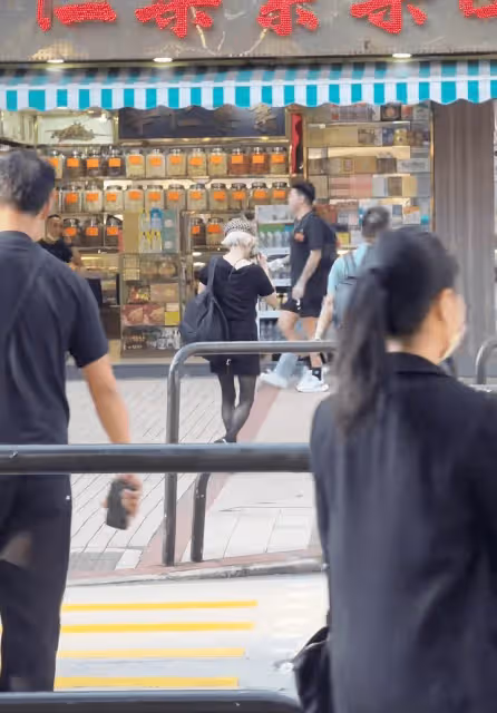 72歲前TVB「億萬富婆」少女打扮現身街頭!美腿纖細背影太撩人