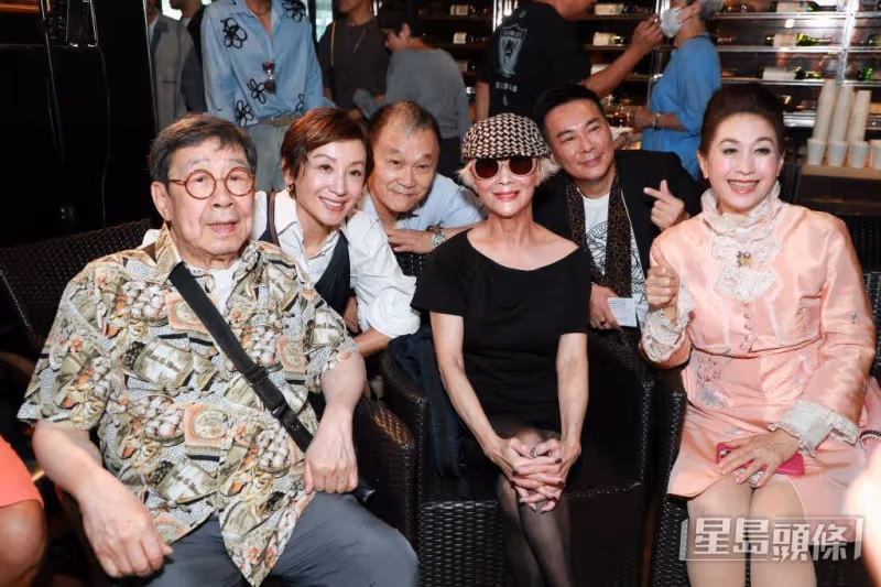 72歲前TVB「億萬富婆」少女打扮現身街頭!美腿纖細背影太撩人