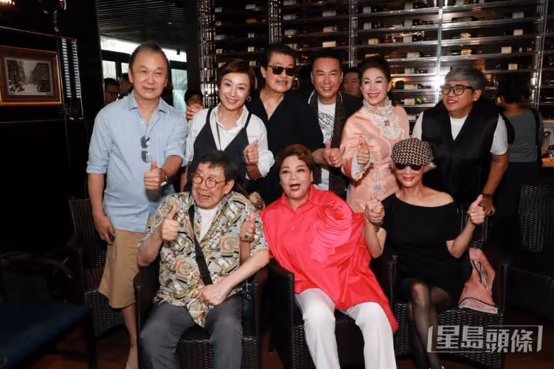 72歲前TVB「億萬富婆」少女打扮現身街頭!美腿纖細背影太撩人