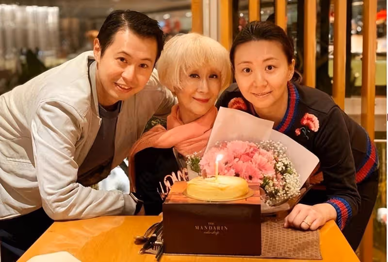 72歲前TVB「億萬富婆」少女打扮現身街頭！美腿纖細背影太撩人