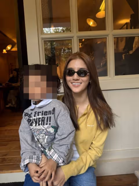 百億闊太吳千語街頭下跪為老公擦鞋,網友心痛:美女淪落至此