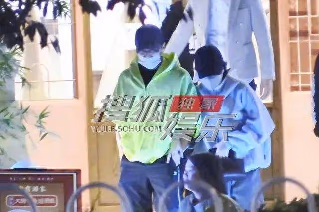 王菲謝霆鋒外出聚餐十指緊握太甜蜜,王菲好依賴謝霆鋒,超小女人