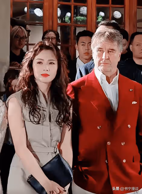 劉濤參加BC晚宴,全程挨緊大佬展社交功底,章子怡表情耐人尋味