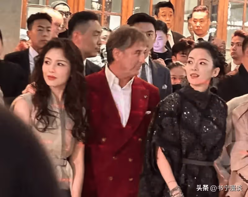 劉濤參加BC晚宴,全程挨緊大佬展社交功底,章子怡表情耐人尋味