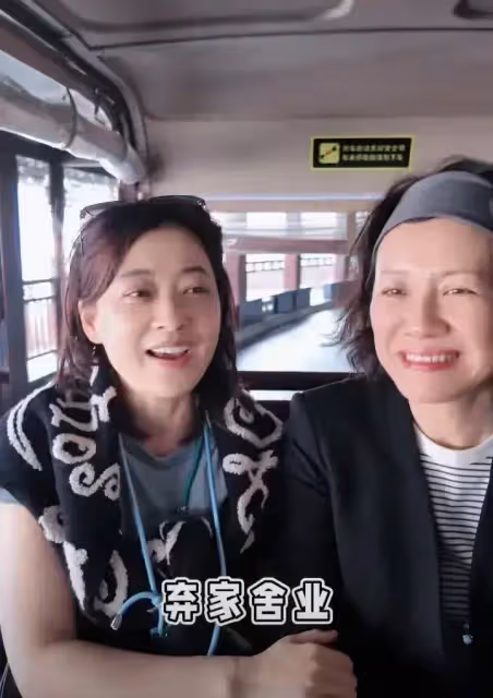 梅婷劉琳外出同游超有愛,二人打扮樸素好低調,姑嫂感情超好