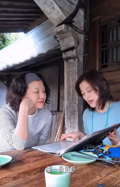 梅婷劉琳外出同游超有愛,二人打扮樸素好低調,姑嫂感情超好