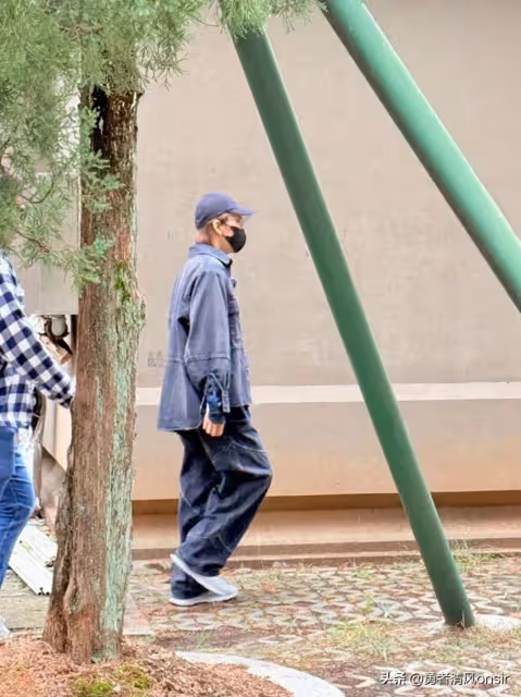 58歲林志炫武漢遊玩被偶遇,穿搭年輕但明顯老了 臉部已有歲月痕跡