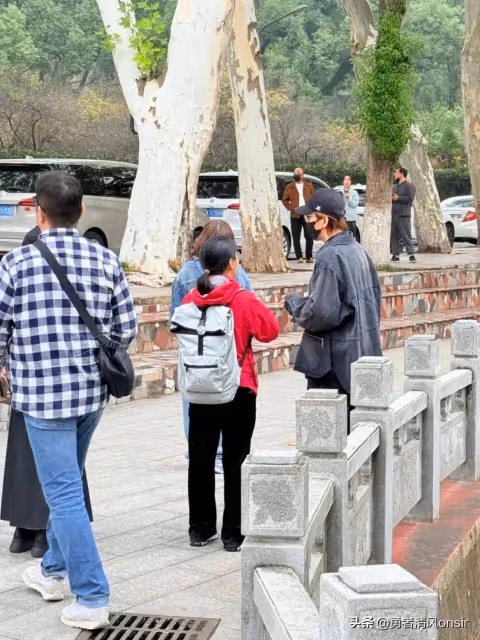 58歲林志炫武漢遊玩被偶遇,穿搭年輕但明顯老了 臉部已有歲月痕跡