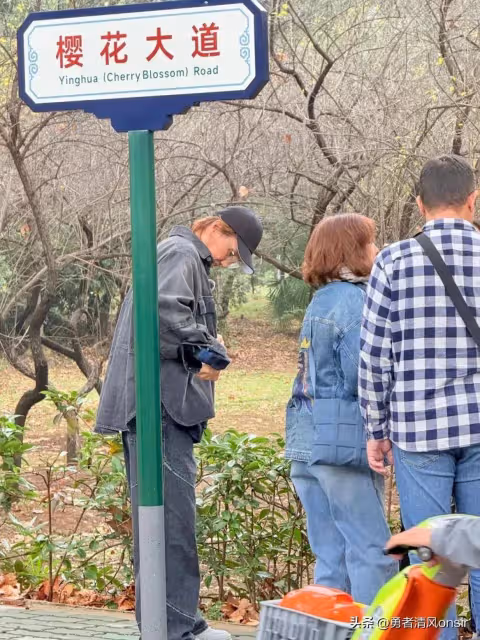58歲林志炫武漢遊玩被偶遇,穿搭年輕但明顯老了 臉部已有歲月痕跡