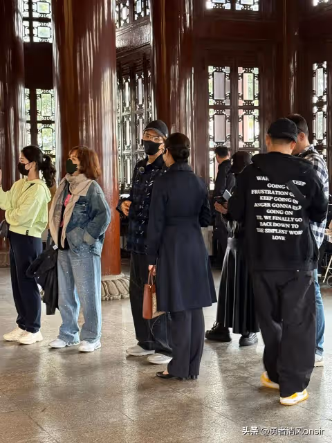 58歲林志炫武漢遊玩被偶遇,穿搭年輕但明顯老了 臉部已有歲月痕跡
