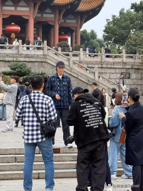 58歲林志炫武漢遊玩被偶遇,穿搭年輕但明顯老了 臉部已有歲月痕跡