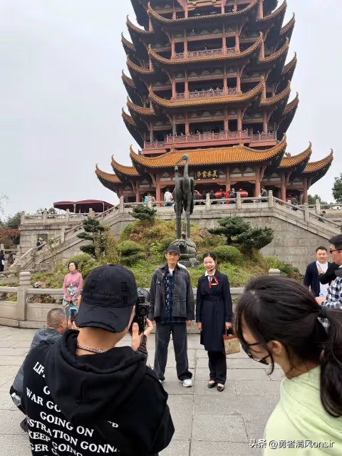 58歲林志炫武漢遊玩被偶遇，穿搭年輕但明顯老了 臉部已有歲月痕跡