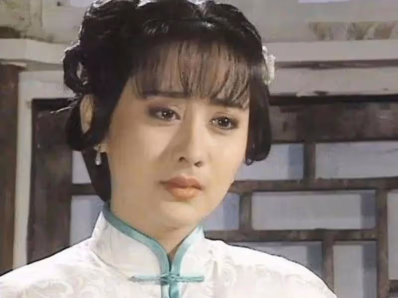 「最美瓊瑤女郎」,事業平平,嫁百億富豪做丁克,50歲的她卻活成人生贏家