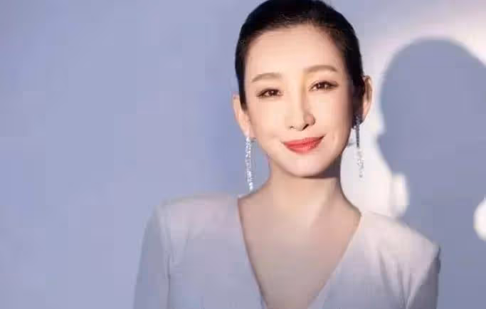 年紀越大越美的4位女星,與小17歲的弟弟相戀,這也太般配!