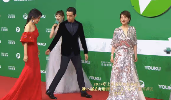 年紀越大越美的4位女星,與小17歲的弟弟相戀,這也太般配!