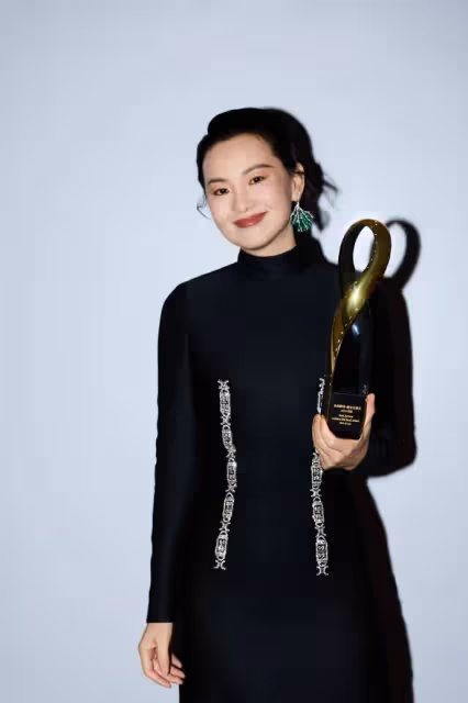 年紀越大越美的4位女星,與小17歲的弟弟相戀,這也太般配!