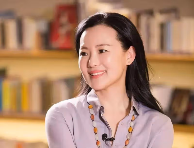 年紀越大越美的4位女星,與小17歲的弟弟相戀,這也太般配!